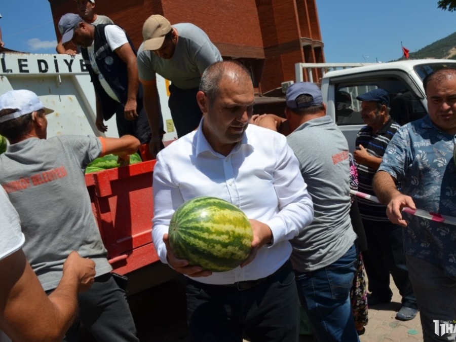 Aykut Başkan Karpuz Dağıttı